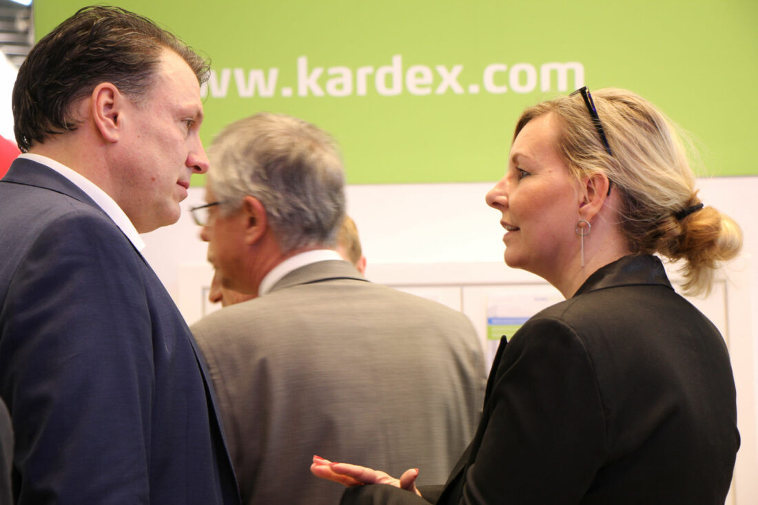 Kardex Flight Controller - Besucherin im Gespräch mit Chrisitan Herrmann auf dem Kardex Messestand der Logimat